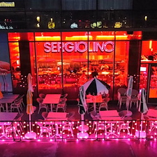 Dcoration-terrasse-restaurant-Laval-effet-wow-en-lumires-roses 7